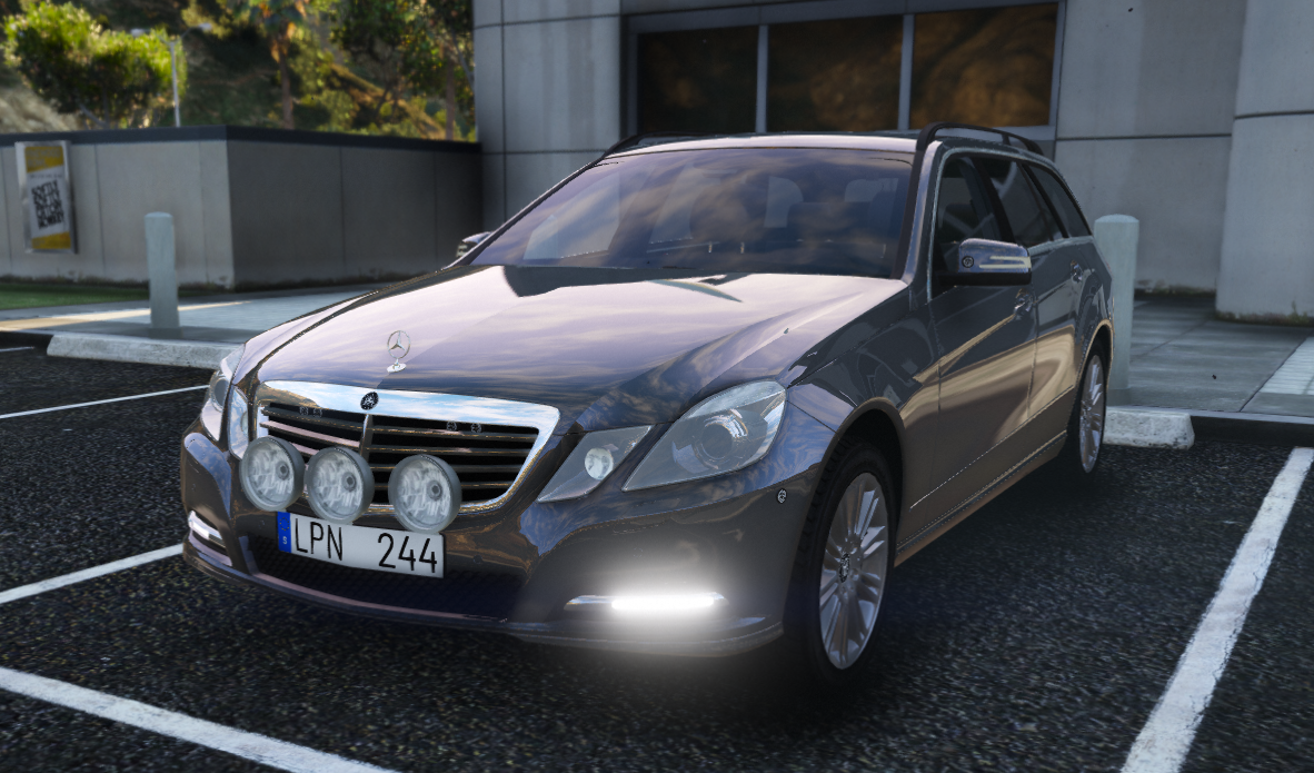 -11 Mercedes E 350 Polisbil